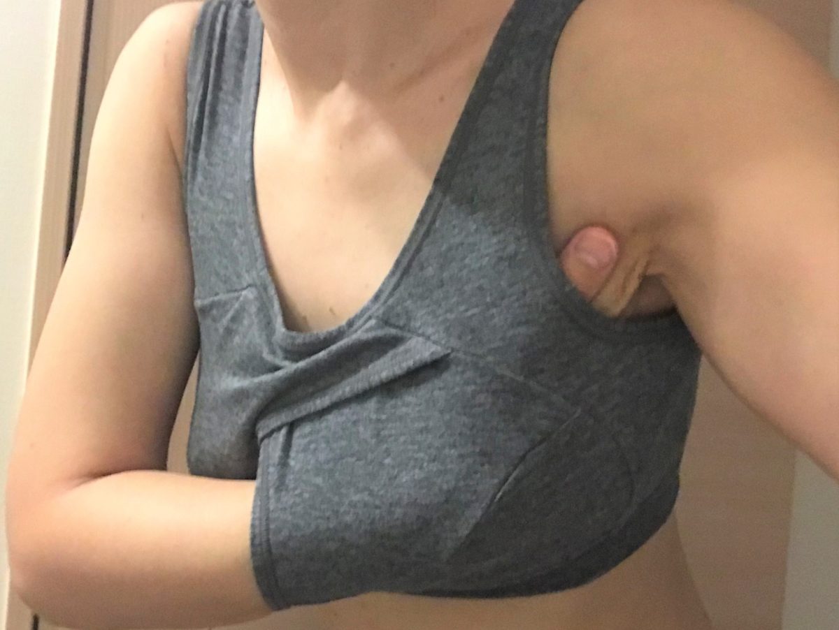 トリンプのプレジアフォルテ美胸ナイトブラ２⑨トリンプのプレジアフォルテ美胸ナイトブラ２フロント部分から手を入れてバストの調整